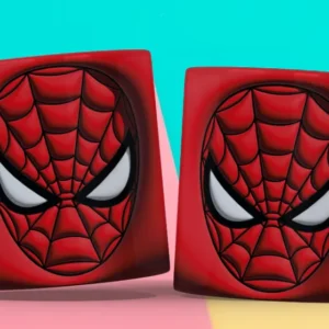 Taza 3D con diseño de la máscara de Spiderman en relieve rojo y negro, ocupando toda la superficie