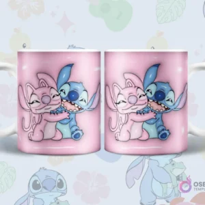 Par de tazas sublimadas con diseño 3D inflado de Stitch y Angel abrazándose tiernamente sobre fondo rosa claro con detalles florales.