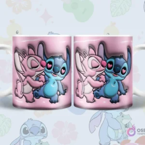 Par de tazas sublimadas con diseños 3D inflados de Stitch y Angel dándose un beso de nariz, rodeados de corazones sobre fondo rosa claro con motivos tropicales.