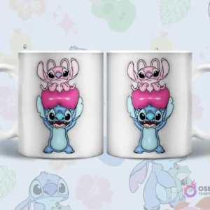 Par de tazas sublimadas con diseño 3D inflado de Angel sentada sobre un corazón rojo, que a su vez está sobre Stitch, sobre fondo blanco y azul claro con detalles florales.