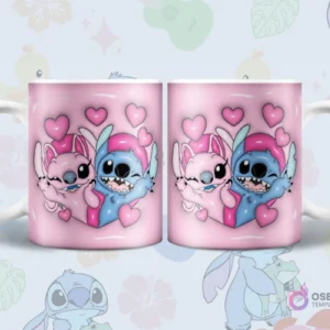 Par de tazas sublimadas con diseños 3D inflados de Stitch y Angel de espaldas, rodeados de corazones flotantes sobre fondo rosa degradado con detalles de hojas.