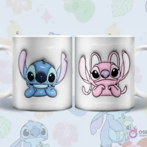 Par de tazas sublimadas con diseños 3D inflados de Stitch y Angel sentados, con manos bajo la barbilla, sobre fondo blanco y azul claro con detalles de plantas.