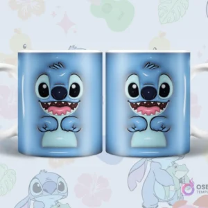 Par de tazas sublimadas con primer plano del rostro 3D inflado de Stitch, sonriendo ampliamente y mostrando sus dientes, sobre fondo azul claro con motivos tropicales.