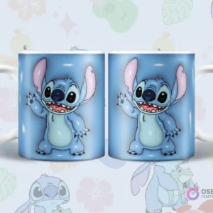 Par de tazas sublimadas con diseño 3D inflado de Stitch saludando alegremente sobre fondo azul claro con motivos de ukulele y flores.