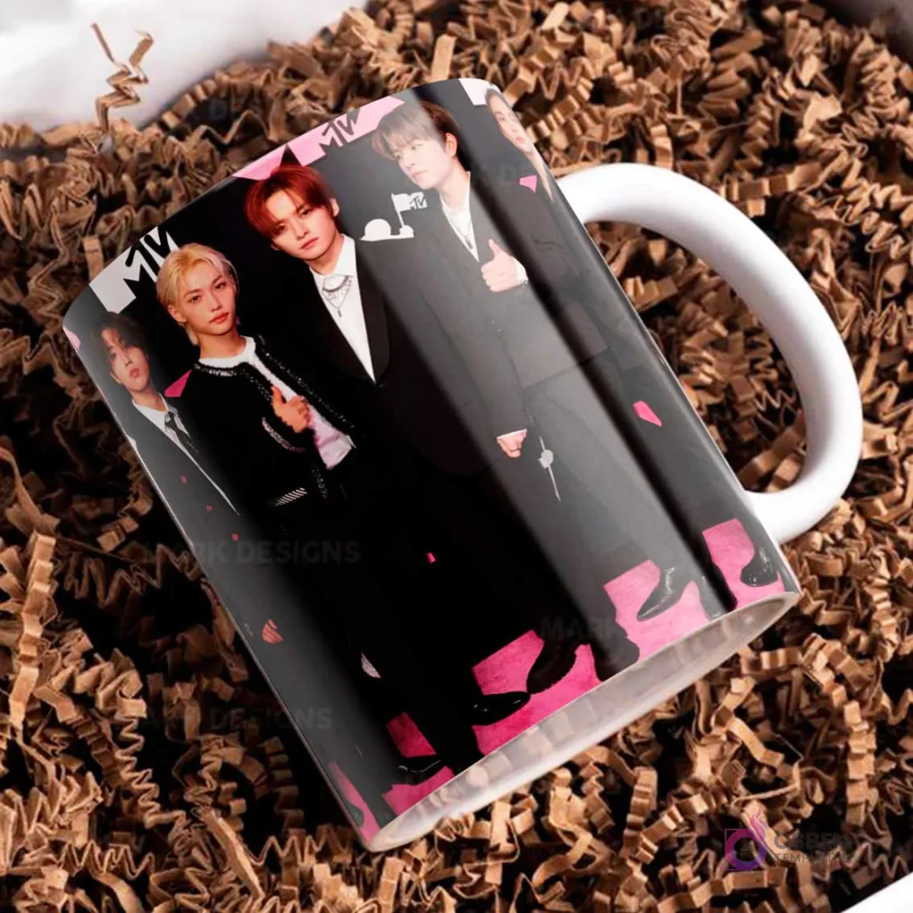 Taza negra con diseño de algunos miembros de Stray Kids (Felix, Hyunjin, Lee Know, I.N.) vestidos con trajes elegantes, sobre un fondo oscuro estilizado con detalles rosados y texto MTV. Taza negra con diseño de algunos miembros de Stray Kids (Felix, Hyunjin, Lee Know, I.N.) vestidos con trajes elegantes, sobre un fondo oscuro estilizado con detalles rosados y texto MTV.