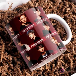 Taza con un collage de fotos individuales de los miembros de Stray Kids, cada uno con su nombre visible como Bang Chan, Felix, Hyunjin y Kim Woojin, sobre un fondo granate.