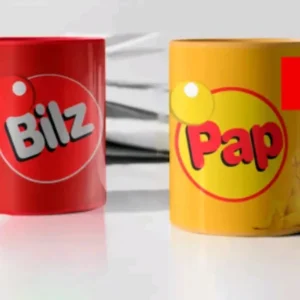 Dos tazas de cerámica sublimadas: una roja brillante con el logo de Bilz y una amarilla brillante con el logo de Pap, bebidas chilenas, en un mockup.