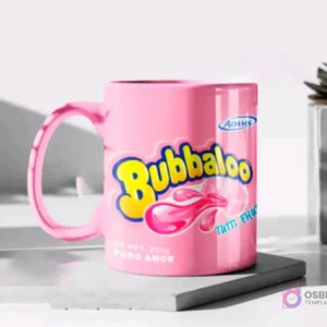 Taza de cerámica color rosa brillante sublimada con el diseño del chicle Bubbaloo sabor tutti frutti de Adams, en un mockup sobre una base gris clara.