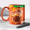 Taza de cerámica color cobre brillante sublimada con el diseño del cereal Chocapic de Nestlé, mostrada en un mockup sobre una base gris clara.
