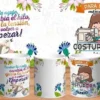 Mockup de taza sublimada con diseño 'Para la mejor Costurera del mundo', mostrando mujer cosiendo y fondo floral con frase motivadora.