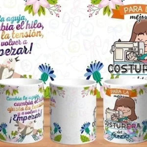 Mockup de taza sublimada con diseño 'Para la mejor Costurera del mundo', mostrando mujer cosiendo y fondo floral con frase motivadora.