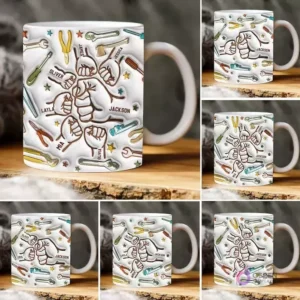 Taza blanca sublimada con diseño del Día del Padre, mostrando manitos 3D infladas con nombres de niños (Oliver, Mia, Layla, Jackson, Olivia, James, Jessica) y herramientas como llaves, destornilladores, alicates y hachas, sobre un fondo de madera rústica.
