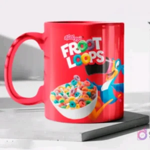 Taza de cerámica color rojo brillante sublimada con el diseño del cereal Froot Loops de Kellogg's, con Toucan Sam, en un mockup.