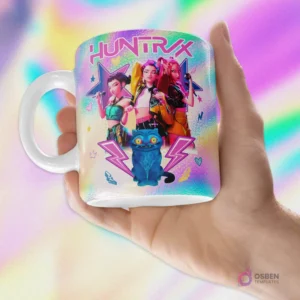 Taza blanca sublimada con logo HUNTRIX y tres heroínas de anime K-Pop en poses dinámicas con un gato azul, fondo pastel holográfico.