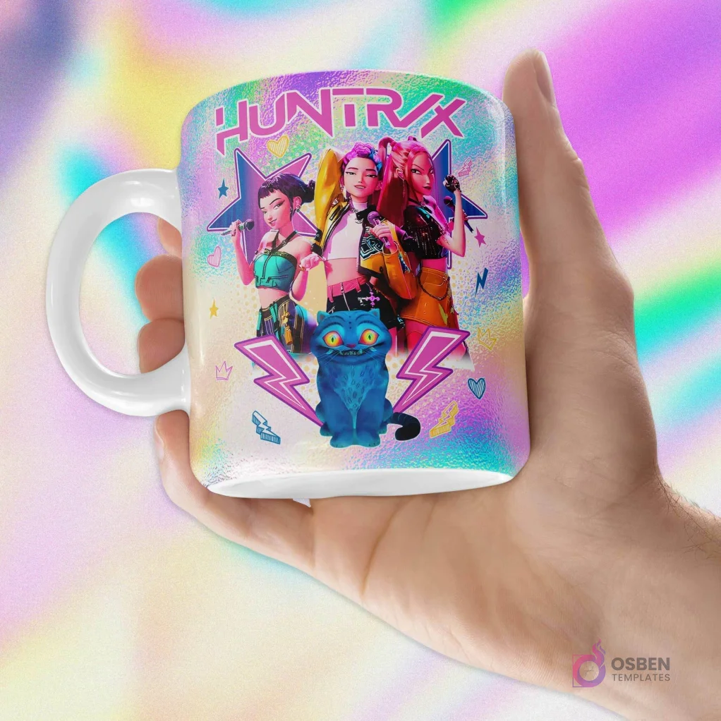 Taza blanca sublimada con logo HUNTRIX y tres heroínas de anime K-Pop en poses dinámicas con un gato azul, fondo pastel holográfico. Taza blanca sublimada con logo HUNTRIX y tres heroínas de anime K-Pop en poses dinámicas con un gato azul, fondo pastel holográfico.