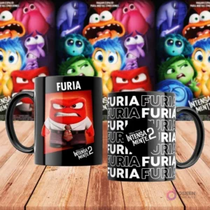 Taza negra sublimada con personaje Furia de Intensamente 2 y patrón de texto 'Furia', con póster de la película de fondo.