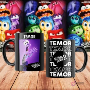 Taza negra sublimada con personaje Temor de Intensamente 2 y patrón de texto 'Temor', con póster de la película de fondo.
