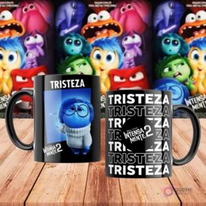 Taza negra sublimada con personaje Tristeza de Intensamente 2 y patrón de texto 'Tristeza', con póster de la película de fondo.
