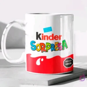 Taza de cerámica color blanco brillante sublimada con el diseño del chocolate Kinder Sorpresa y su etiqueta de advertencia, en un mockup.