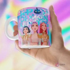 Taza blanca sublimada con diseño K-POP Demon Hunters, tres personajes femeninos de anime y un gato azul místico, sostenida por una mano.