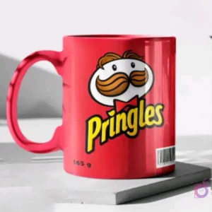 Taza de cerámica color rojo brillante sublimada con el diseño de papas Pringles, mostrando el logo del bigote, en un mockup.
