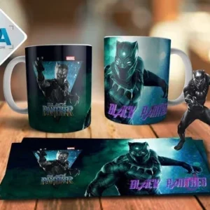 Maqueta de taza sublimada con diseño de Black Panther en realidad aumentada, mostrando ambas caras de la taza, la plantilla de impresión y una figura del personaje en pose dinámica.