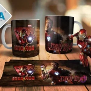 Maqueta de taza de sublimación con Iron Man en realidad aumentada, con vistas de frente y espalda, la plantilla de sublimación extendida y una figura detallada de Iron Man en acción.