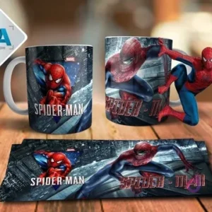 Maqueta de taza sublimada con Spider-Man en realidad aumentada, con la vista de ambos lados de la taza, la plantilla de sublimación y una figura del Hombre Araña saltando.
