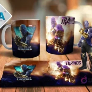 Maqueta de taza de sublimación con diseño de Thanos y el Guantelete del Infinito en realidad aumentada, con vistas frontal y trasera, la plantilla de impresión y una figura de Thanos.