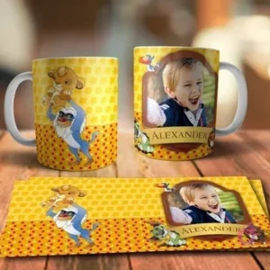 Diseño de taza sublimada con Rafiki sosteniendo a Simba bebé en patrón amarillo y rojo, y mockup de taza personalizada con foto de niño y nombre 'Alexander', más la plantilla completa.