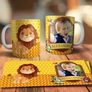 Taza sublimada con Simba adulto de pie, estilo más realista, sobre patrón amarillo punteado, y mockup de taza con foto de niño 'Alexander', junto a la plantilla.