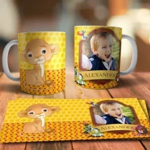 Vista detallada de taza para sublimar con Simba bebé sobre fondo amarillo y rojo, y mockup de taza personalizable con foto de un niño feliz y texto 'Alexander', más la plantilla horizontal del diseño.