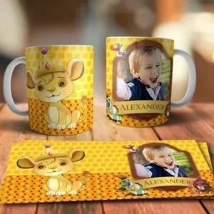 Taza sublimada con Simba bebé sentado llevando una corona de hojas, en fondo amarillo y puntos rojos, y taza de mockup personalizable con foto infantil y nombre 'Alexander', con la plantilla plana.