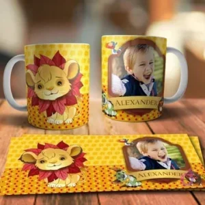 Taza sublimada con Simba bebé y melena de hojas rojas, fondo amarillo punteado, junto a taza personalizada con foto y nombre 'Alexander', y plantilla a juego.