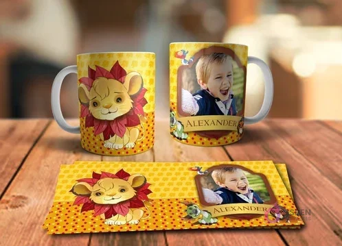 Taza sublimada con Simba bebé y melena de hojas rojas, fondo amarillo punteado, junto a taza personalizada con foto y nombre 'Alexander', y plantilla a juego. Taza sublimada con Simba bebé y melena de hojas rojas, fondo amarillo punteado, junto a taza personalizada con foto y nombre 'Alexander', y plantilla a juego.