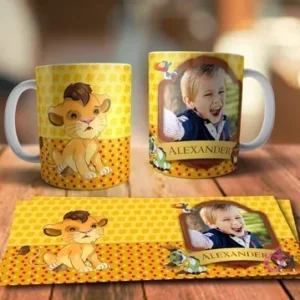 Taza para sublimar con Simba niño sentado, expresión curiosa, en fondo amarillo y rojo, y mockup de taza personalizada con fotografía de un niño sonriente y el nombre 'Alexander', más la plantilla horizontal.