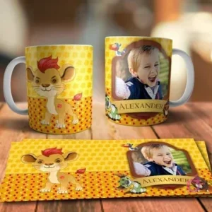 Diseño de taza sublimada con Simba niño (estilo Kion) de pie, en patrón amarillo y puntos rojos, y taza mockup con foto de niño y nombre 'Alexander', con la plantilla lista.