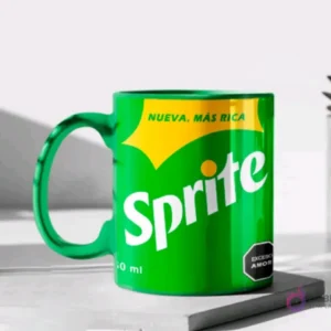 Taza de cerámica color verde brillante sublimada con el diseño de la bebida Sprite y su etiqueta de advertencia nutricional, en un mockup.