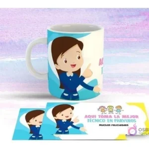 Taza blanca con diseño de Técnico Párvulos de cabello oscuro, vestido azul, señalando. Fondo azul con olas y niños. Mensaje: 'Aquí toma la mejor Técnico en Párvulos'.