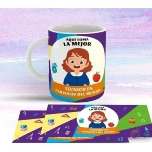 Taza blanca con diseño de Técnico Párvulos de cabello oscuro, vestido azul, rodeada de formas geométricas, letras, números y una manzana. Fondo morado degradado.