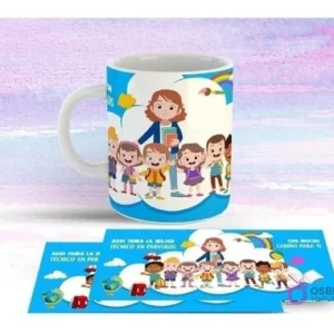Taza blanca con diseño de Técnico Párvulos con gafas, vestido rosa, rodeada de un grupo de niños y nubes con arcoíris. Fondo azul degradado.