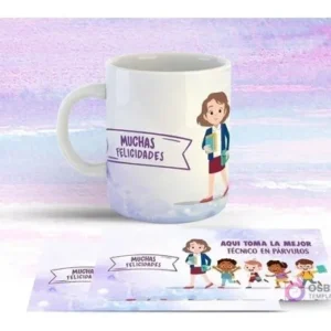 Taza blanca con diseño de Técnico Párvulos de cabello oscuro, vestida de chaqueta y falda, sosteniendo libros. Mensaje en cinta 'Muchas Felicidades'.