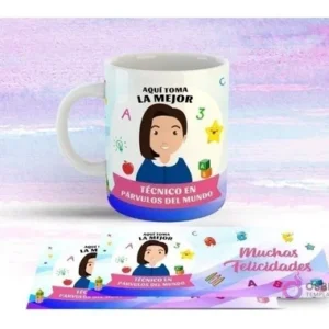 Taza blanca con diseño de Técnico Párvulos de cabello oscuro sonriente, vestido azul, rodeada de letras, números, manzana y estrella. Fondo azul claro degradado.