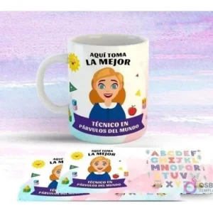 Taza blanca con diseño de Técnico Párvulos rubia sonriente, vestido azul, rodeada de sol, manzana y elementos educativos. Fondo azul y rosa con abecedario y búhos.