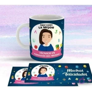 Taza blanca con diseño de Técnico Párvulos de cabello oscuro sonriente, vestido azul, rodeada de letras, números y objetos educativos. Fondo azul oscuro degradado.