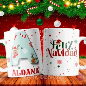 Taza sublimada con la letra A mayúscula en turquesa adornada con renos y bastones de caramelo, junto al nombre 'ALDANA' y al reverso 'Feliz Navidad' con estrellas y copos de nieve.