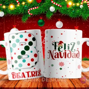 Taza sublimada con la letra B mayúscula en verde y rojo con lunares, junto al nombre 'BEATRIZ' y al reverso 'Feliz Navidad' con estrellas y copos de nieve.