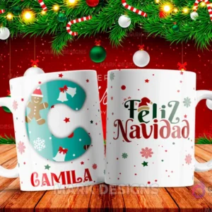 Taza sublimada con la letra C mayúscula en turquesa adornada con un hombre de jengibre y campanas, junto al nombre 'CAMILA' y al reverso 'Feliz Navidad' con estrellas y copos de nieve.