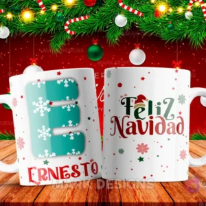 Taza sublimada con la letra E mayúscula en turquesa adornada con copos de nieve, junto al nombre 'ERNESTO' y al reverso 'Feliz Navidad' con estrellas y copos de nieve.