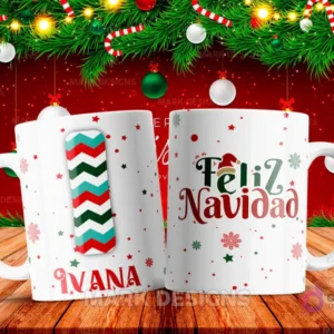 Taza sublimada con la letra I mayúscula en rayas zigzag rojas, verdes y turquesas, junto al nombre 'IVANA' y al reverso 'Feliz Navidad' con estrellas y copos de nieve.